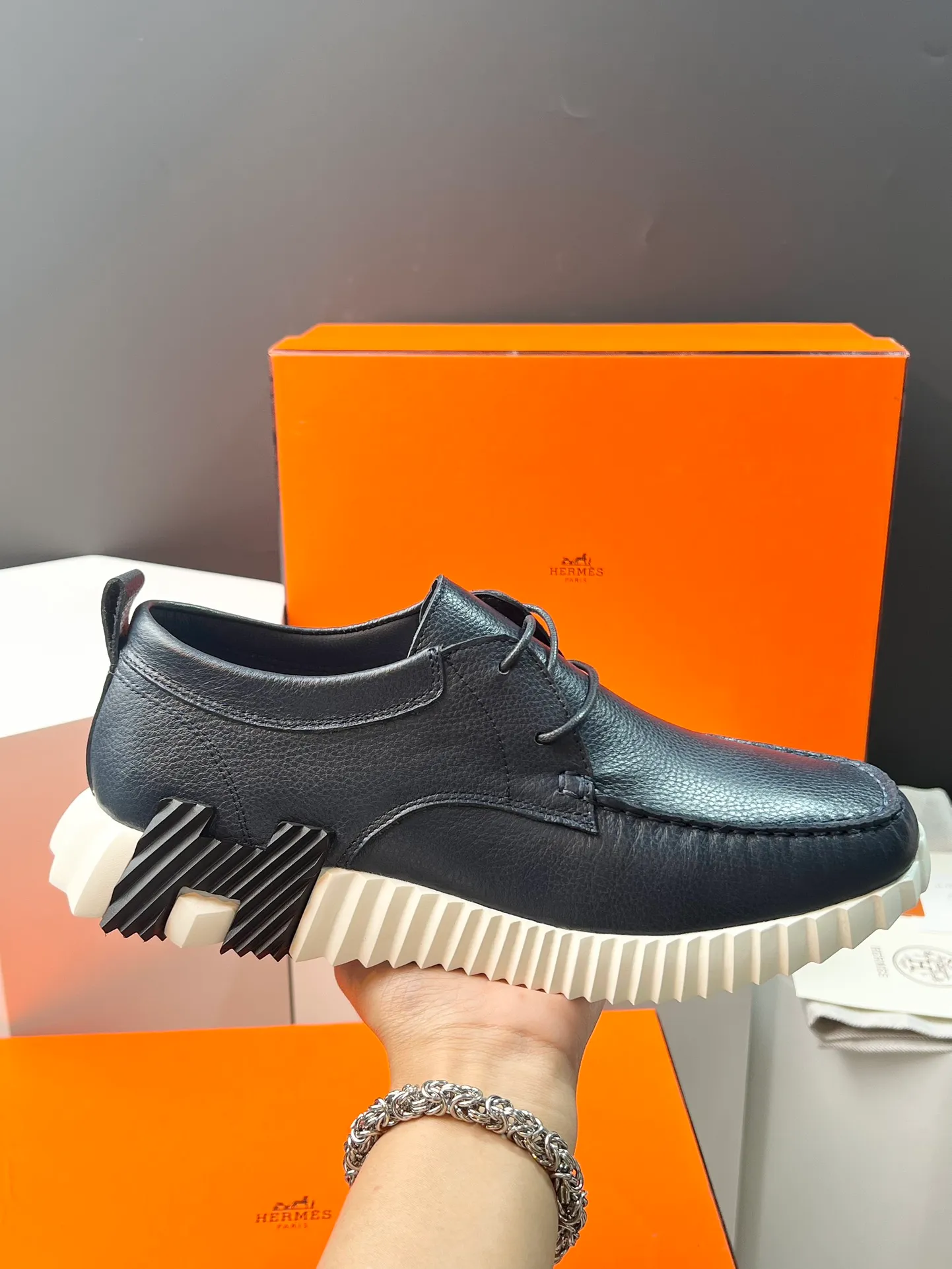PP660【Hermes】fe new arrival~New Bouncing sneakers are the most comfortable shoes from Hermès. They are extremely light on the feet and look great. You won’t feel tired even when you go shopping and running around👍. They are light and comfortable. They are extremely light. They are perfect for both sports and leisure. They feel great when you step on them! It’s up to you to choose, there’s always what you want~ ✔️Fabric: Imported first-layer cowhide ✔️Inner lining: Imported water-dyed cowhide ✔️Outsole: Seamless combination of IP+TPU (multi-color letters) German technology irradiation machine ✔️Code number: Male 38-44 (45 customized)